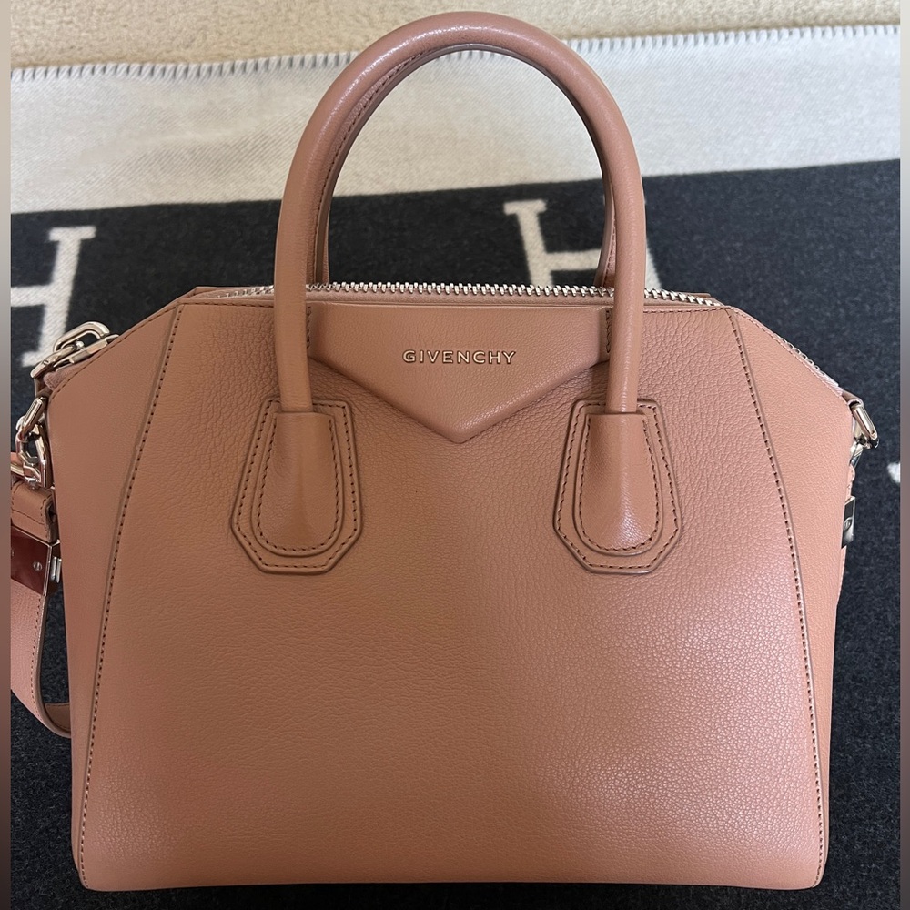 Givenchy Antigona Bag in grainy beige leather